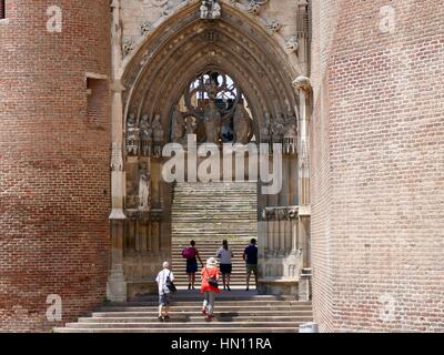 L'entrée principale et les étapes, cathédrale de Sainte-Cécile, Albi, France Banque D'Images