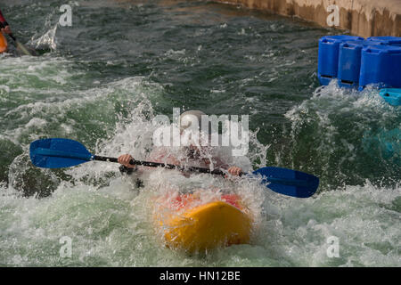 Un kayakiste de la navigation dans certains très rapides sur un cours d'eau par l'homme blanc Banque D'Images