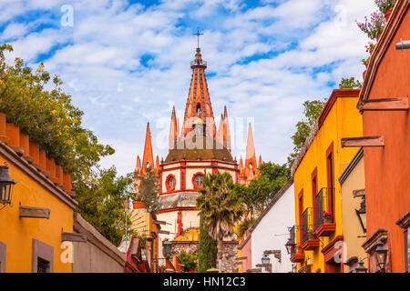 Parroquia Rue Aldama église clocher coupole de l'archange San Miguel de Allende, Mexique. Parroaguia créé en 1600. Banque D'Images