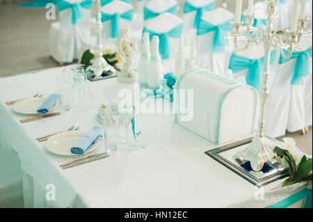 Servant de table de mariage. recouverte d'une table ronde de fête Banque D'Images
