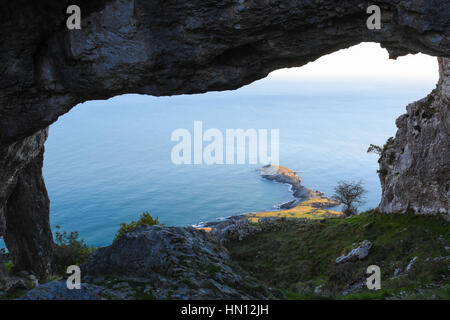 Vue de La Ballena depuis les yeux du diable en Oriñon Banque D'Images