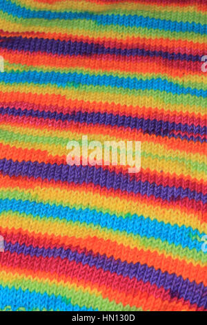 Chunky tricoté fil acrylique dans une large gamme de couleurs vives est en tricot d'un cavalier ou d'un chandail. Idéal comme arrière-plan. Banque D'Images
