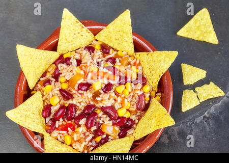 Chili con carne dans un bol avec des croustilles, vue du dessus. Banque D'Images