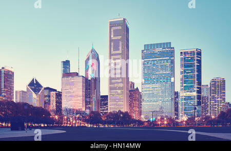 Retro photo stylisée du centre-ville de Chicago, au crépuscule, USA. Banque D'Images