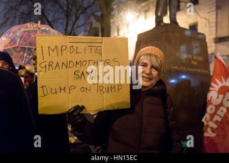 Cardiff protester contre l'interdiction de l'Atout "musulman" - un manifestant est titulaire d'un signe qui se lit 'grand-mères impoli de dire Dump sur Trump' Banque D'Images
