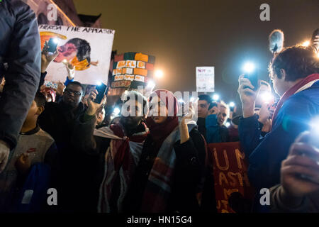 Cardiff protester contre l'interdiction de l'Atout "musulman" - mettre en lumière les manifestants depuis leur téléphone mobile en solidarité avec les réfugiés. Banque D'Images