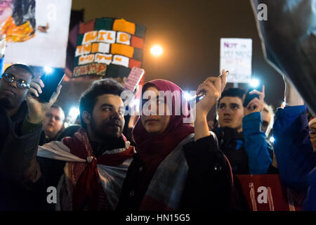 Cardiff protester contre l'interdiction de l'Atout "musulman" - mettre en lumière les manifestants depuis leur téléphone mobile en solidarité avec les réfugiés. Banque D'Images