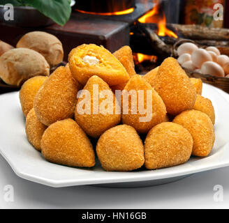 Coxinha de fille - brésilienne poulet frit, collation populaire à parties locales. Banque D'Images