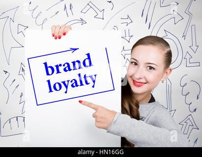Jeune femme tenant avec tableau blanc écrit word : la fidélité à la marque. La technologie, internet, business et marketing. Banque D'Images