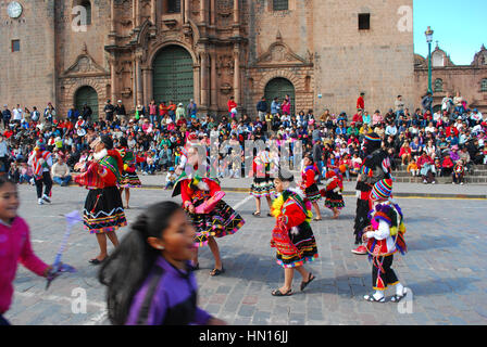 Les habitants péruviens habillés en vêtements traditionnels qui prennent part à la procession à une fête religieuse, la Plaza de Armas, Cusco, Pérou Banque D'Images