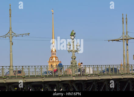 Trinity Art Nouveau pont est inauguré en 1903 et la flèche de la cathédrale baroque des Saints Pierre et Paul, Saint Petersburg, Russie Banque D'Images