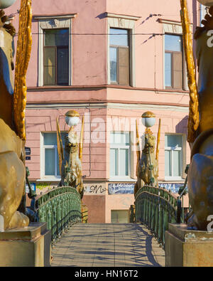 Paire de griffons ailés d'or sur le pont de la Banque, St Petersbourg, Russie. La zone piétonne et de la fonte en bois pont sur le Canal Griboïedov ouvert en 1826 Banque D'Images