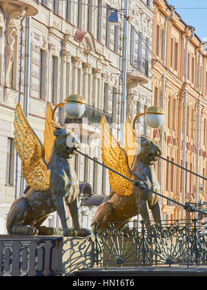 Paire de griffons ailés d'or sur le pont de la Banque mondiale, Saint-Pétersbourg, Russie.La zone piétonne et de la fonte en bois pont sur le Canal Griboïedov ouvert en 1826 Banque D'Images