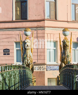 Paire de griffons ailés d'or sur le pont de la Banque,St Petersburg, Russie. La zone piétonne et de la fonte en bois pont sur le Canal Griboïedov a ouvert ses portes en 1826. Banque D'Images