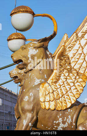 Paire de griffons ailés d'or sur le pont de la Banque mondiale, Saint-Pétersbourg, Russie La zone piétonne et de la fonte en bois pont sur le Canal Griboïedov a ouvert ses portes en 1826. Banque D'Images