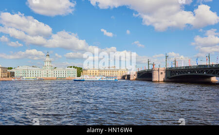 Kunsthammer Kunskamera ou Museum, Palace Bridge et la rivière Neva, St Petersbourg, Russie Banque D'Images