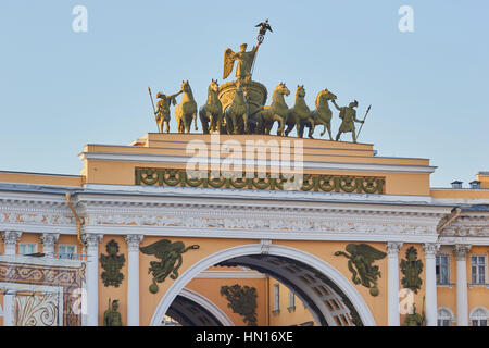 Sculptures de victoire dans son chariot sur l'Arc de triomphe reliant les deux ailes de l'Édifice du personnel, de la Place du Palais, St Petersburg Banque D'Images