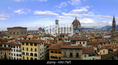 Vue sur la ville de Florence avec la coupole de la cathédrale de Florence (Il Duomo di Firenze) Florence, Toscane, Italie. Banque D'Images