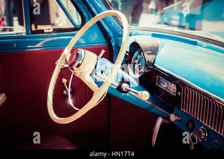 La couleur et la beauté des vieilles voitures. Roue en plastique et l'intérieur d'une vieille voiture soviétique. La photographie traitée style vintage. Banque D'Images