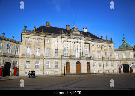 Les gardiens de la vie royale danoise sur la place centrale du palais d'Amalienborg à Copenhague, Danemark Banque D'Images