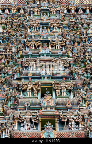 Close-up de divinités, tour Ouest de Meenakshi Amman Temple, Madurai, Tamil Nadu, Inde Banque D'Images