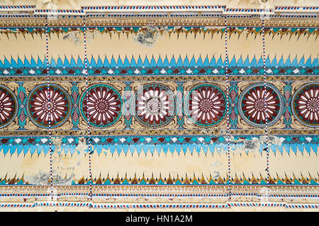 Plafond orné de peintures artistiques sur Thirumalai Nayakkar Mahal Palace, Madurai Banque D'Images