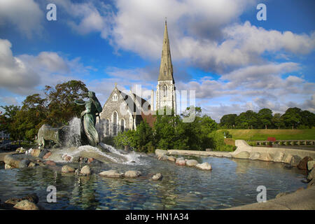 L'église Saint Alban (Den engelske kirke) et la fontaine à Copenhague, Danemark Banque D'Images