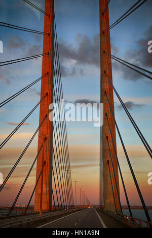 Vue sur pont de l'Oresund entre la Suède et le Danemark au coucher du soleil Banque D'Images