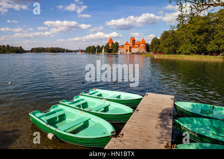 Les bateaux verts pour les touristes dans l'eau du lac Galve, Trakai castle sur l'arrière-plan Banque D'Images