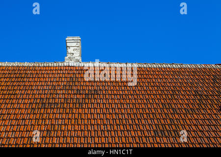 Vieille maison avec toit en tuiles cheminée blanc Banque D'Images