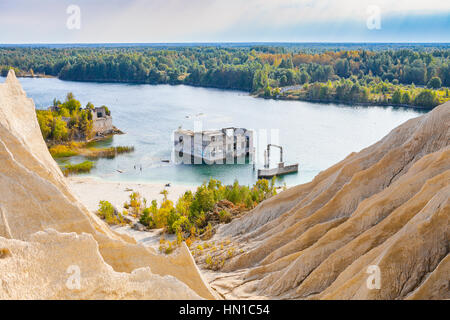 Des collines de sable de carrière avec un étang et abandonné en prison, Rummu Estonie Banque D'Images