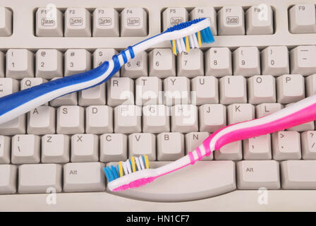 Un clavier d'ordinateur et de brosses à dents. Couleur gris clair. Banque D'Images