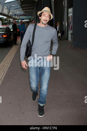 Adrien Brody arrive à l'aéroport de Nice pour le 65e Festival de Cannes à Cannes, France le 20 mai 2012. Photo par Francis Specker Banque D'Images