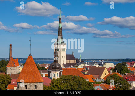 Coucher de soleil sur la Vieille Ville Tallinn en Estonie. Beau ciel bleu avec de petits nuages. Banque D'Images