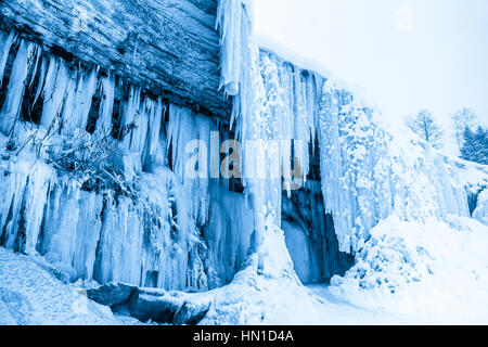 Dans la grotte de glace cascade de glace Jagala, Estonie Banque D'Images