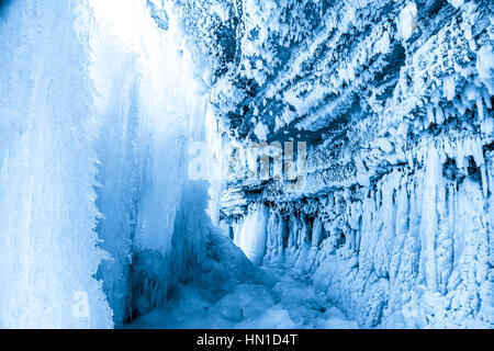 Dans la grotte de glace cascade de glace Jagala, Estonie Banque D'Images