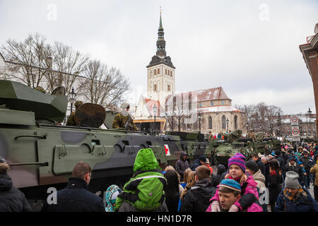 TALLINN, ESTONIE - 24 février 2016 : Célébration de la Journée de l'indépendance et les Forces de défense parade sur la place de la liberté à Tallinn, Estonie. Estonian Banque D'Images