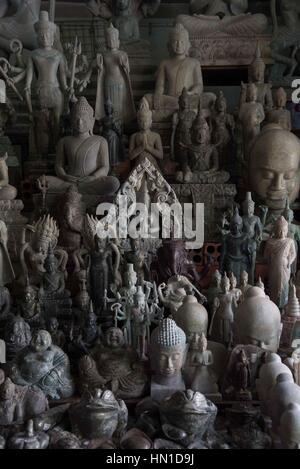 Une sélection de statues de Bouddha en pierre traditionnelle à vendre comme souvenirs au marché russe, Phnom Penh, Cambodge Banque D'Images