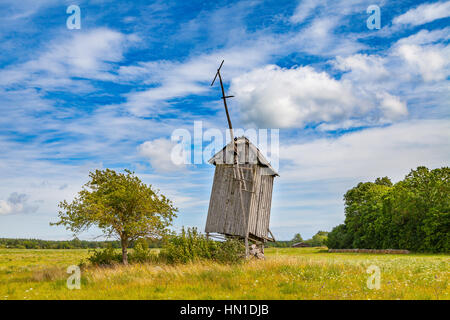 En bois ancien moulin abandonné sur l'île, de l'Estonie Saaremaa Banque D'Images