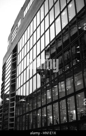 Rue de Londres à la façade de verre buildingd Banque D'Images