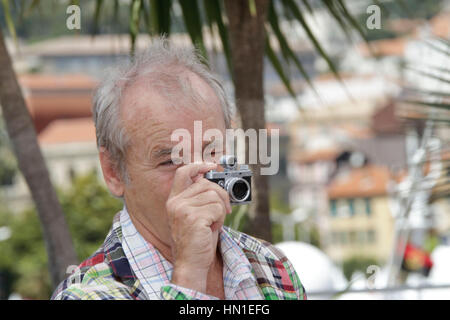 Bill Murray prend des photos avec son appareil photo à l'appel pour le film, 'moonrise kingdom' au cours de la 65e festival de Cannes à Cannes, France, le 16 mai 2012. photo par francis specker Banque D'Images