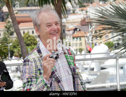 Bill Murray prend des photos avec son appareil photo à l'appel pour le film, 'Moonrise Kingdom' au cours de la 65e Festival de Cannes à Cannes, France, le 16 mai 2012. Photo par Francis Specker Banque D'Images