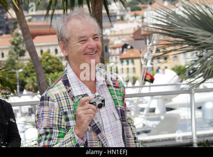 Bill Murray prend des photos avec son appareil photo à l'appel pour le film, 'Moonrise Kingdom' au cours de la 65e Festival de Cannes à Cannes, France, le 16 mai 2012. Photo par Francis Specker Banque D'Images