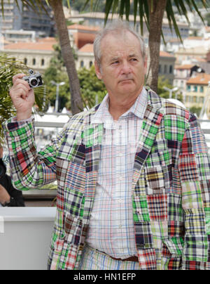 Bill Murray prend des photos avec son appareil photo à l'appel pour le film, 'Moonrise Kingdom' au cours de la 65e Festival de Cannes à Cannes, France, le 16 mai 2012. Photo par Francis Specker Banque D'Images