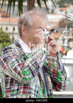 Bill Murray prend des photos avec son appareil photo à l'appel pour le film, 'Moonrise Kingdom' au cours de la 65e Festival de Cannes à Cannes, France, le 16 mai 2012. Photo par Francis Specker Banque D'Images