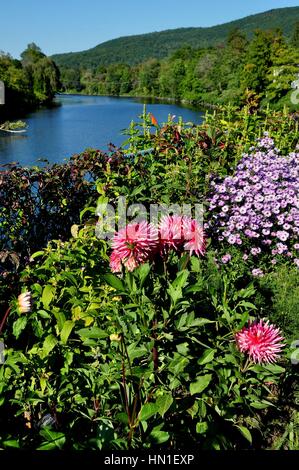 Shelbune Falls, Massachusetts - le 15 septembre 2014 : Vue de la rivière Deerfield et Berkshire Hills du Shelburne Pont de fleurs Banque D'Images
