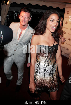 Luke Evans et Rosario Dawson quittent la soirée Roberto Cavalli à Cannes le 18 mai 2011. Photo de Francis Specker Banque D'Images