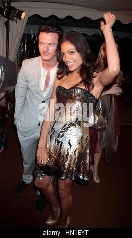 Luke Evans et Rosario Dawson quittent la soirée Roberto Cavalli à Cannes le 18 mai 2011. Photo de Francis Specker Banque D'Images