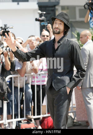 Adrien Brody arrive au Palais des Festivals lors du Festival de Cannes à Cannes, France le 11 mai 2011. Photo par Francis Specker Banque D'Images