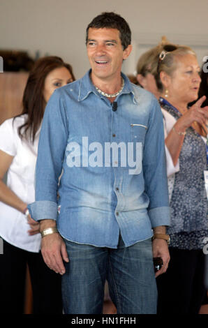 Antonio Banderas au visage et à la photocall Bottes Festival du Film de Cannes (France) le 11 mai 2011. Photo par Francis Specker Banque D'Images